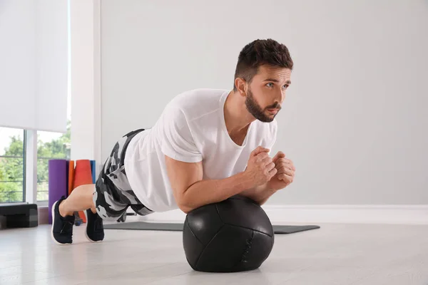 Pria Atletik Melakukan Latihan Papan Dengan Obat Obatan Gym Modern — Stok Foto