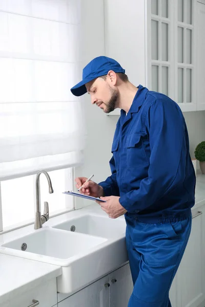 Professionele Loodgieter Met Klembord Controleren Waterkraan Keuken — Stockfoto