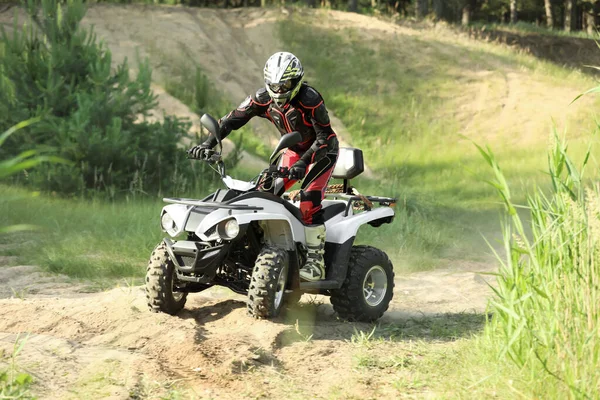 Mann Fährt Modernes Quad Auf Sandiger Straße Extremsport — Stockfoto