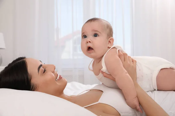 Junge Mutter Mit Ihrem Kleinen Baby Hause Bett — Stockfoto