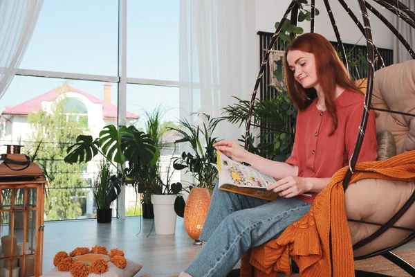 Felice Giovane Donna Lettura Rivista Sedia Uovo Sulla Terrazza Coperta — Foto Stock