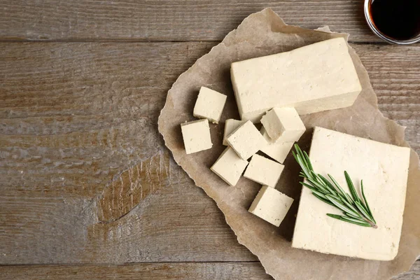 Delicioso Tofu Com Alecrim Molho Soja Mesa Madeira Flat Lay — Fotografia de Stock