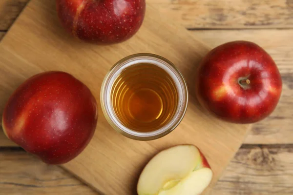 Verre Cidre Délicieux Pommes Rouges Mûres Sur Table Bois Plat — Photo