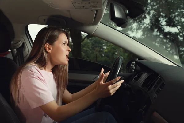 Mujer Joven Estresada Asiento Del Conductor Del Coche Moderno — Foto de Stock