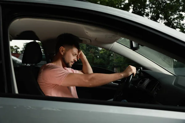 現代の車の運転席のストレスのある男 — ストック写真