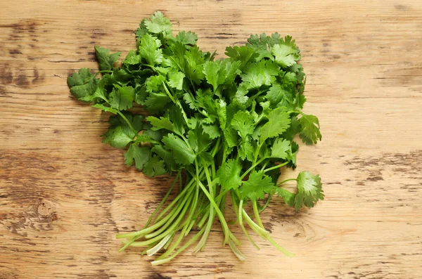 Bunch Fresh Aromatic Cilantro Wooden Table Top View — Stock Photo, Image