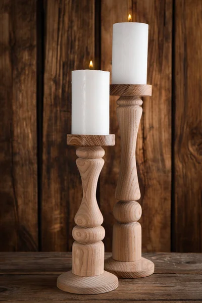 Elegante Kerzenständer Mit Brennenden Kerzen Auf Holztisch — Stockfoto