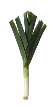 Beyazın üstünde taze çiğ pırasa. Olgun soğan