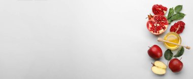 Beyaz arka planda Rosh Hashanah tatil özellikleri ile düz kompozisyon, metin için boşluk. Pankart tasarımı