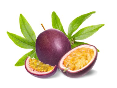 Lezzetli olgun tutku meyveleri ve beyaz arka planda yeşil yapraklar.