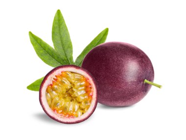 Lezzetli olgun tutku meyveleri ve beyaz arka planda yeşil yapraklar.