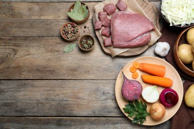 Tahta masada taze borş çorbası malzemesi var. Metin için boşluk