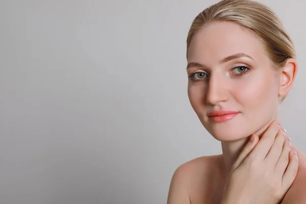 Retrato Mujer Joven Con Cara Hermosa Sobre Fondo Gris Claro — Foto de Stock