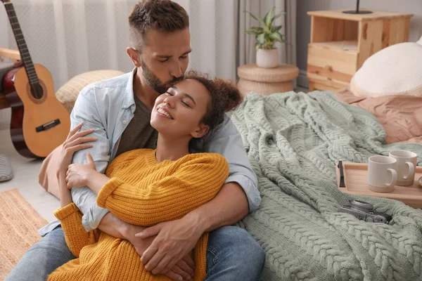 Schöne Paare Genießen Die Zeit Zusammen Auf Dem Fußboden Schlafzimmer — Stockfoto