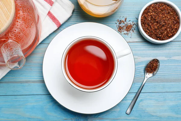 Nybryggt Rooibos Och Torra Blad Ljusblått Träbord Platt Liggunderlag — Stockfoto