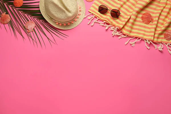 Composición Plana Con Diferentes Objetos Playa Sobre Fondo Rosa Espacio — Foto de Stock