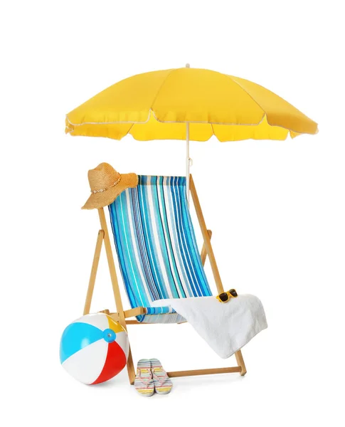 白い背景に黄色のビーチの傘 デッキチェア インフレータブルボールとアクセサリーを開きます — ストック写真