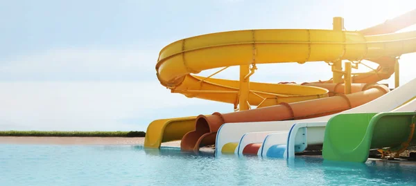 Prachtig Uitzicht Waterpark Met Kleurrijke Glijbanen Zwembad Zonnige Dag Banner — Stockfoto