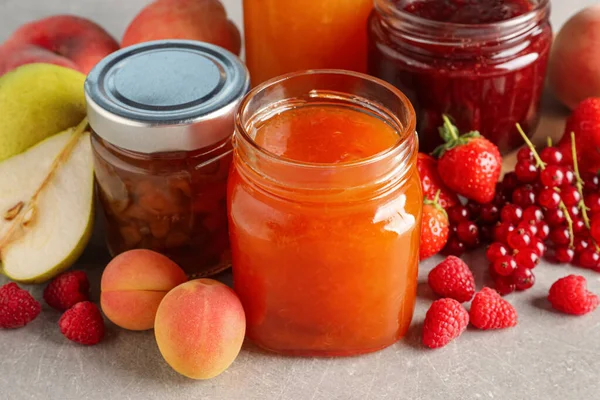 Potten Met Verschillende Confituren Vers Fruit Grijze Tafel — Stockfoto