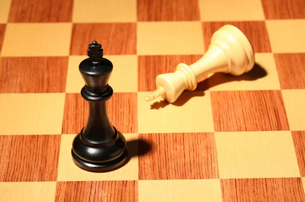 Wooden Chessboard Game Pieces Closeup View — Stock Photo, Image