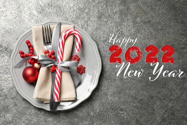 Feliz Año Nuevo 2022 Hermoso Ajuste Mesa Sobre Fondo Gris — Foto de Stock