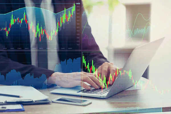 証券取引所 テーブルでノートパソコンを使う男と評価グラフのイラスト — ストック写真