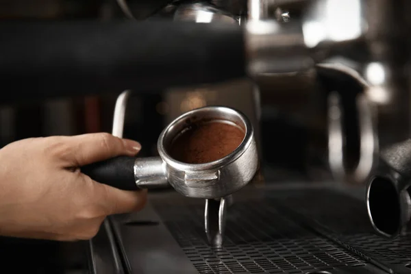 プロのコーヒーマシンを使用してエスプレッソを作るバリスタ クローズアップ — ストック写真
