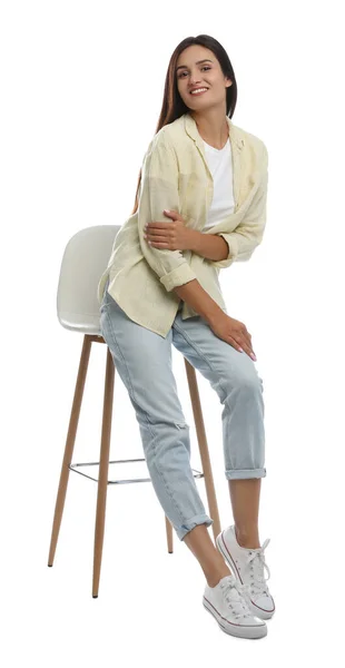 Krásná Mladá Žena Sedí Stoličce Proti Bílému Pozadí — Stock fotografie