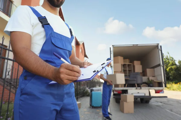 Umzug Von Servicemitarbeitern Ins Freie Entladeboxen Und Checkliste — Stockfoto