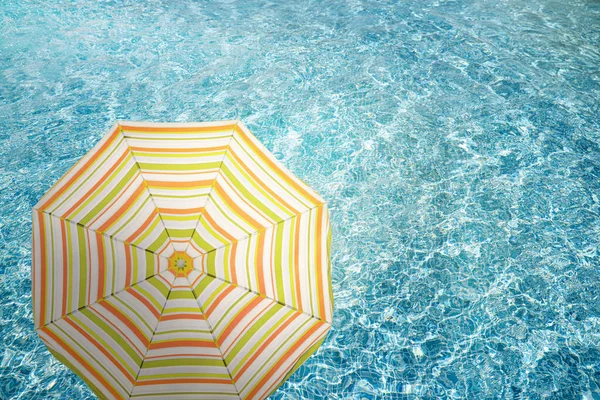 Açık Kumsal Şemsiyesi Yüzme Havuzu Yaz Tatili — Stok fotoğraf