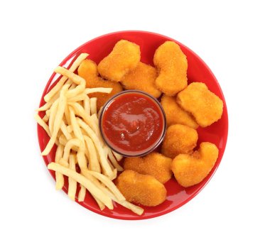 Lezzetli tavuk nugget ve beyaz arka planda ketçaplı patates kızartması.