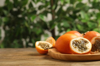 Tahta masada nefis olgun granadillalar. Metin için boşluk