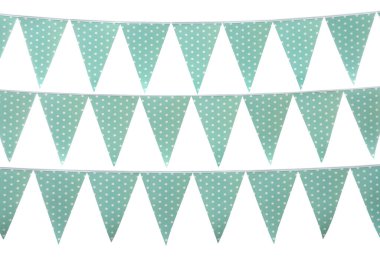 Beyaz arka planda üçgen kiraz bayrakları var. Şenlik Dekoru