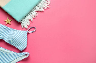 Pembe zemin üzerinde farklı plaj nesneleri ile düz kompozisyon, metin için boşluk