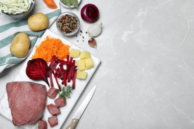 Açık gri masadaki taze borş çorbası malzemeleri, düz. Metin için boşluk