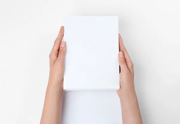 Mujer Sosteniendo Libro Con Cubierta Blanco Sobre Fondo Blanco Primer — Foto de Stock