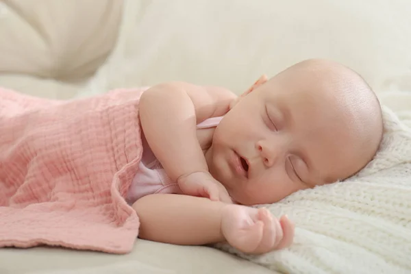 Carino Bambino Che Dorme Una Coperta Casa — Foto Stock