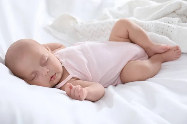 Carino Piccolo Bambino Body Dormire Sul Letto — Foto Stock