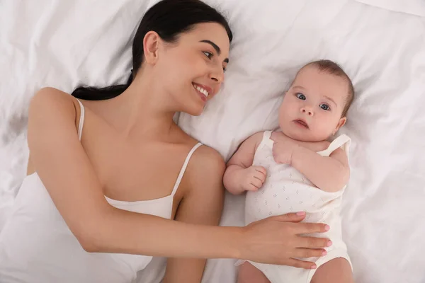 Junge Mutter Mit Ihrem Kleinen Baby Auf Dem Bett Draufsicht — Stockfoto