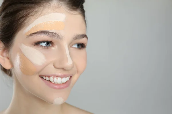 Mooi Meisje Grijze Achtergrond Close Gebruik Van Concealer Foundation Voor — Stockfoto