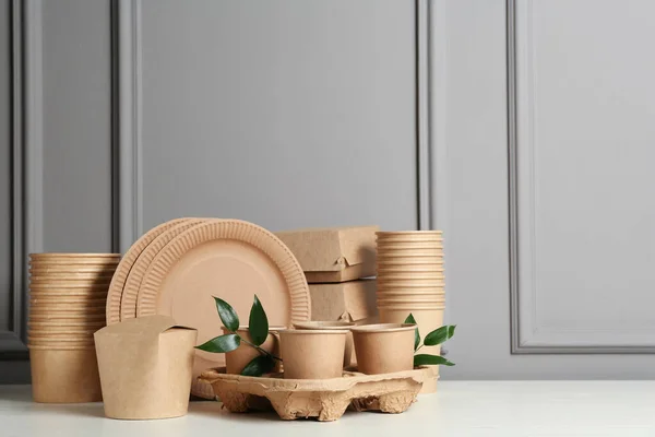 Wegwerpbare Milieuvriendelijke Producten Witte Houten Tafel — Stockfoto