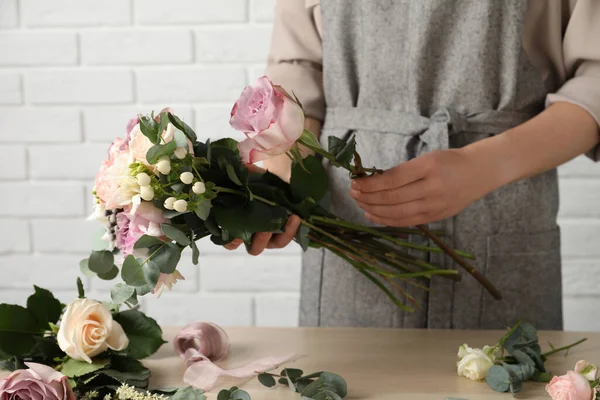 Blommor Skapar Vacker Bukett Vid Träbord Inomhus Närbild — Stockfoto