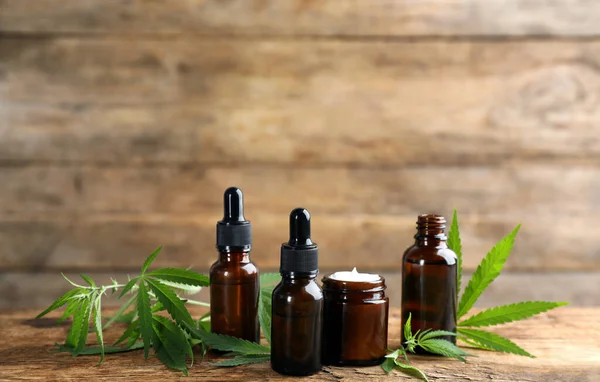 Crème Hennepbladeren Flessen Cbd Olie Thc Tinctuur Houten Tafel — Stockfoto