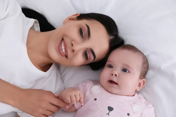 Young Mother Her Little Baby Bed Top View — Stock Photo, Image