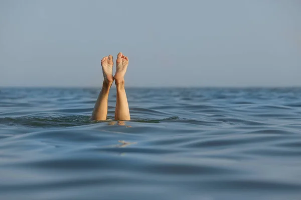 Drunknande Kvinnas Ben Sticker Havet — Stockfoto