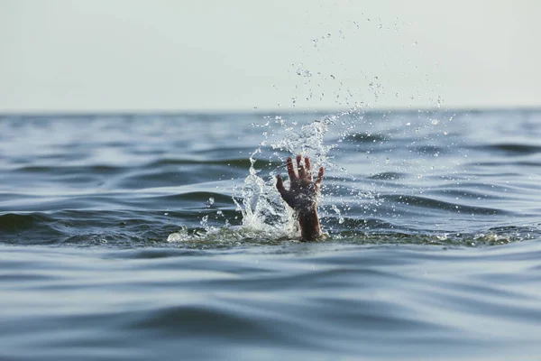 Topiąca Się Kobieta Sięgająca Pomoc Morzu — Zdjęcie stockowe