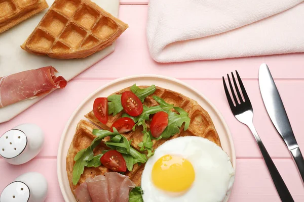와플에 아구굴라 토마토 분홍색 식탁에 식사로 — 스톡 사진