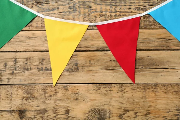 Bunting Com Bandeiras Triangulares Coloridas Fundo Madeira Decoração Festiva — Fotografia de Stock