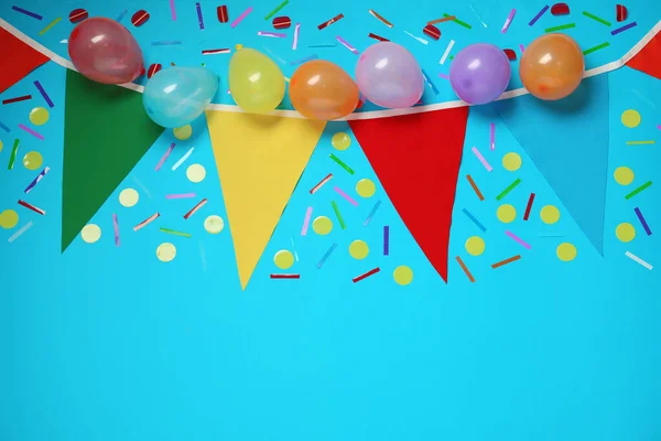 Bunting Met Kleurrijke Driehoekige Vlaggen Ballonnen Confetti Lichtblauwe Achtergrond Vlakke — Stockfoto