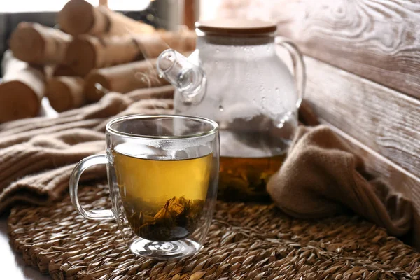 Wiklinowa Mata Świeżo Parzoną Herbatą Przy Drewnianej Ścianie Pokoju Przytulna — Zdjęcie stockowe